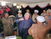 حسين فهمي يرقص على أنغام المزمار في مهرجان الأقصر قبل تكريمه.. فيديو