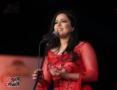 إيمان عبد الغني تقدم أغاني "عيون القلب" و"تمر حنة" بمهرجان دندرة في قنا