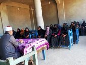 حياة كريمة.. محافظ أسوان يتابع تنظيم 12 جلسة توعية لـ500 سيدة وفتاة