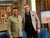 محمد جمعة يتقمص شخصية مذيع وعمرو الليثي ضيفا ببرنامج "واحد من الناس"