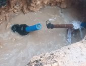 إصلاح كسر بماسورة مياه وتطهير الشنايش بحى الجمرك فى الإسكندرية.. صور