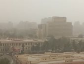 العاصفة الترابية تكسو سماء القاهرة.. وتحذيرات من الأرصاد للمواطنين "فيديو"