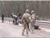 الجيش الأوكرانى يساعد مدنيين فى الهروب من قصف روسى على أربين بضواحى كييف