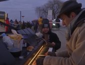 عازف بيانو يستقبل الفارين من أوكرانيا على حدود بولندا بـ الموسيقى .. فيديو