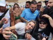 جورج وسوف يظهر على كرسى متحرك.. وجمهوره يلتقط الصور التذكارية معه