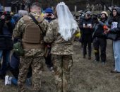زواج على الجبهة.. أوكرانيان يعقدان مراسم زفافهما بالزى العسكرى .. صور