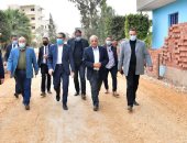 محافظ الغربية يتابع رصف طريق الشركات بكفر الزيات