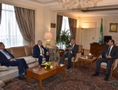 أبو الغيط يبحث مع وزير خارجية الجزائر كيفية نجاح القمة العربية المقبلة