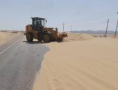 مجلس مدينة الحسنة بشمال سيناء ينفذ حملة للتخلص من الرمال على مسارات الطرق