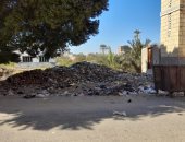 أهالى شارع مدرسة الصنايع بسوهاج يناشدون لرفع القمامة.. ومسئول يرد