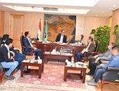 محافظ الفيوم يناقش آليات رصف الطرق ويتابع تطوير المدخل الرئيسى للمدينة
