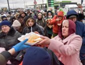 إطعام الأطفال.. مراسم استقبال بولندا للاجئين الأوكرانيين