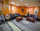 رئيس جامعة المنيا يستقبل وفد وزارة الاتصالات لمراكز إبداع مصر الرقمية للجامعات