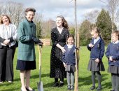 الأميرة آن تشارك فى زراعة شجرة احتفالاً باليوبيل البلاتينى لوالدتها ملكة بريطانيا