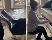 أوكرانية تعزف مقطوعة موسيقية للمرة الأخيرة على البيانو بعد تدمير منزلها فى قصف روسى