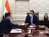 رئيس الوزراء يتابع مع وزير البترول موقف توافر المواد البترولية