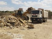 نظافة القاهرة ترفع مخلفات البناء والقمامة من منطقة ورش حلوان