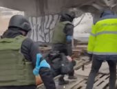 فيديو.. لحظة إجلاء صحفى أمريكي مصاب فى أوكرانيا