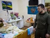 الرئيس الأوكرانى يزور المصابين جراء الحرب ويلتقط "سيلفى" معهم.. فيديو وصور