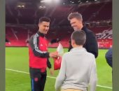 كريستيانو رونالدو يهدي قميصه لأحد الأطفال بعد انتهاء مباراة توتنهام.. صور