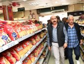 محافظ أسوان يقود حملة تموينية بالأسواق ويغلق محلات مخالفة.. صور