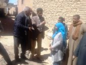 محافظ أسوان يكلف فريق حياة كريمة بمتابعة معدلات تنفيذ المشروعات ميدانيا.. صور