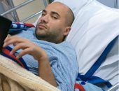 بصورة من سرير المستشفى.. على الألفى يكشف تفاصيل حالته الصحية بعد خضوعه لجراحة