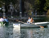 الجو ربيع.. شمس روما تودع فصل الشتاء وتستقبل الزوار بالدفء