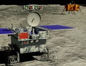 المركبة الجوالة الصينية تبعث صورة مذهلة من "الجانب المظلم'' للقمر