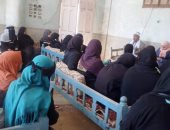 محافظ أسوان يتابع جهود المشروع القومى لتنمية الأسرة داخل 22 قرية.. صور