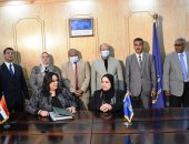 حياة كريمة.. محافظة أسوان توقع 5 عقود لتمويل 2500 أسرة بـ68 مليون جنيه