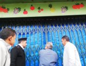 محافظ أسوان: تنفيذ قرارات غلق وتشميع عدد من المحلات لمدة أسبوع.. صور