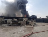 استمرار محاولات السيطرة على حريق مصنع تنر وبويات أبو رواش بكرداسة.. صور