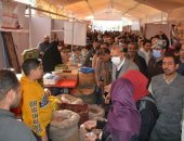 محافظ القليوبية يتفقد معارض مبادرة الشباب للحد من الغلاء ببنها وطوخ