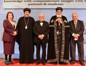 منح جائزة "البابا شنوده الثالث للحكمة والتعاطف" لرئيس مركز القاهرة لأمراض الكلى.. صور