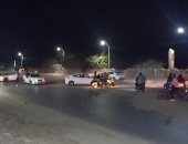 أخطر مكان لزفة الأفراح فى بنى سويف.. تخميس السيارات بشكل جنونى أمام تمثال أحمس.. فيديو