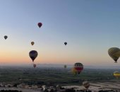 سماء الأقصر تشهد تحليق 40 رحلة بالون تقل عشرات السياح من حول العالم.. صور