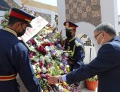 محافظ المنيا يضع إكليل الزهور على النصب التذكارى بمناسبة العيد القومى 
