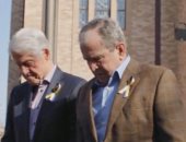 بيل كلينتون وجورج بوش يضعان الزهور خارج كنيسة أوكرانية فى شيكاغو.. فيديو