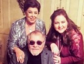 صورة قديمة تجمع دلال ومحمود عبد العزيز ورجاء الجداوى