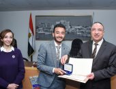 محافظ الإسكندرية يكرم أساتذة وطلاب قسم الجغرافيا ونظم المعلومات بكلية الآداب