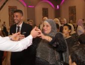 محمد عبد المنعم يحتفل بميلاد والدته: ماشى بدعواتك يا حب عمرى