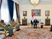 الرئيس السيسي يستقبل قائد القوات البرية الأوغندية.. ويرحب بجهود دعم التعاون العسكرى.. ويؤكد: التاريخ والتجربة أثبتا أن مسار التعاون والبناء والتنمية يمهد طريق النجاح.. والأزمات ومسار المشاكل تهدر موارد الأمم