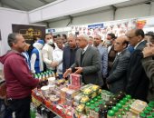 محافظ السويس يفتتح معرض "أهلا رمضان" بتخفيضات تصل إلى 30%.. صور 