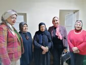 الدكتورة منى عثمان وكيلة وزارة الشباب بالفيوم تكرم أمهات الشهداء في عيد الأم