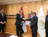 وزيرا العدل وقطاع الأعمال يشهدان توقيع اتفاق لتدريب أعضاء الإدارات القانونية