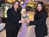 "مصر للطيران" تحتفل بعيد الأم بتوزيع الورود والتقاط الصور التذكارية