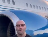 جون ترافولتا يحتفى بحصوله على رخصة قيادة طائرة "بوينج 737" .. فيديو