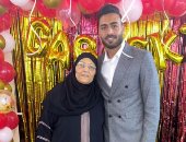 محمد أبو جبل يحتفل بعيد الأم بصورة مع والدته