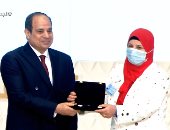 الرئيس السيسي يكرم نماذج مشرفة من السيدات فى حفل تكريم المرأة 